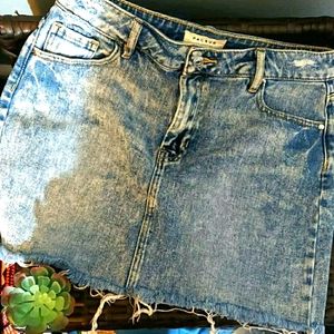 ‼️4/$20PacSun stone wash distressed denim skirt 28